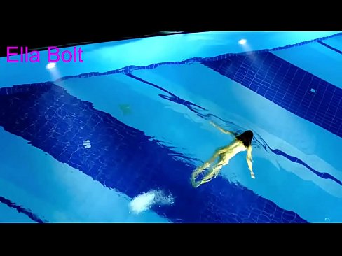 ❤️ Non podo deixar de mirar, unha moza loira que é sorprendida nadando espida na piscina do resort ELLA BOLT ❤️ Sexo na pornografía gl.analizatorkrovi.ru ️❤